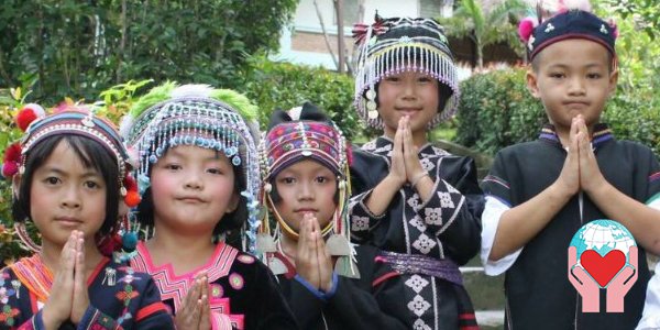 bambini in abiti tradizionali