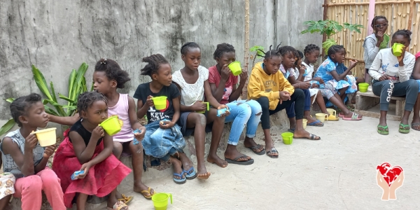 bambini seduti in cortile