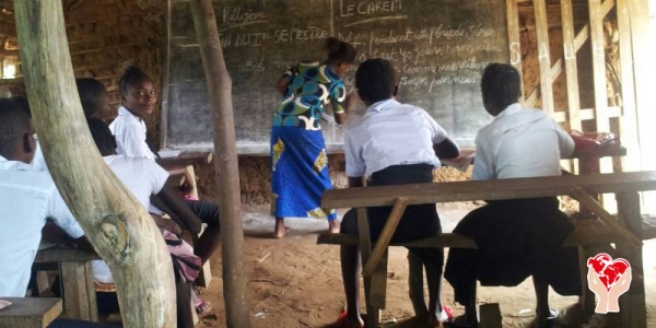 ragazzi a scuola in una capanna