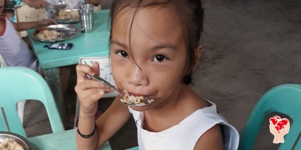 Bambine povere nelle Filippine
