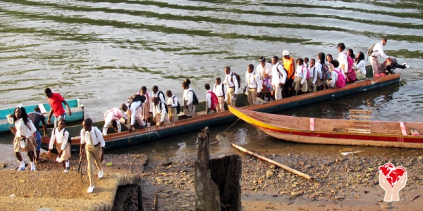 canoa piena di studenti
