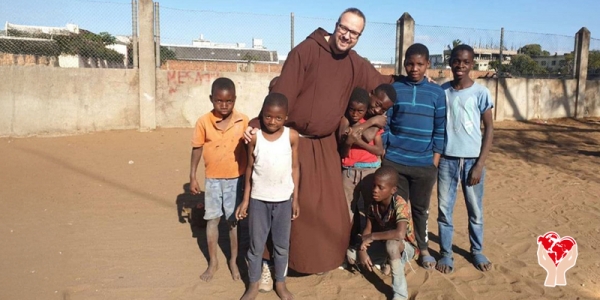 frate con bambini orfani