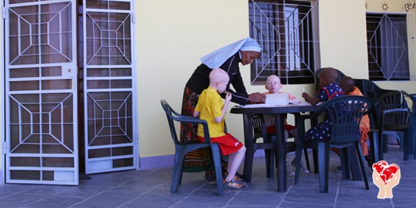 bambini seduti al tavolo