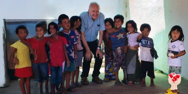 Salesiano tra i bambini dell'oratorio