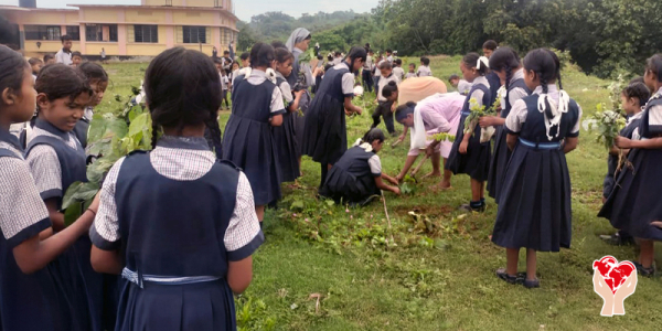 ragazze piantano alberi