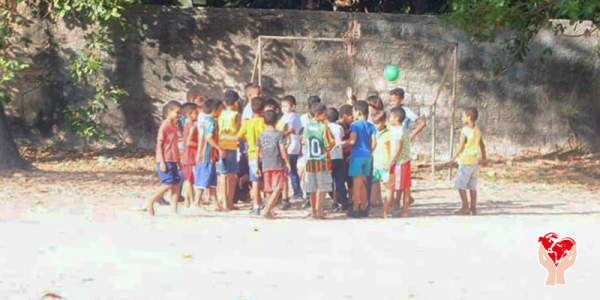 bambini giocano a calcio