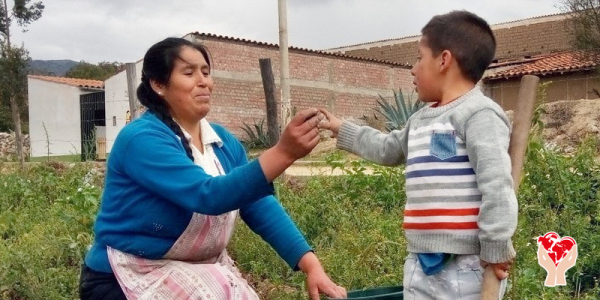 mamma e bambino nell'orto