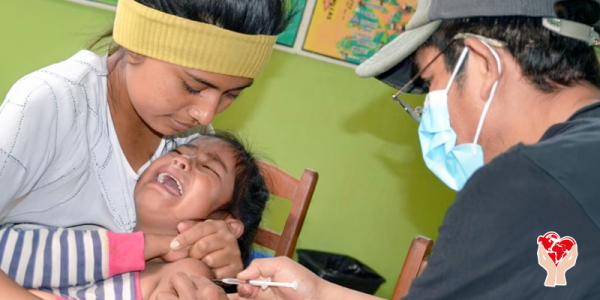 infermiere vaccina un bimbo